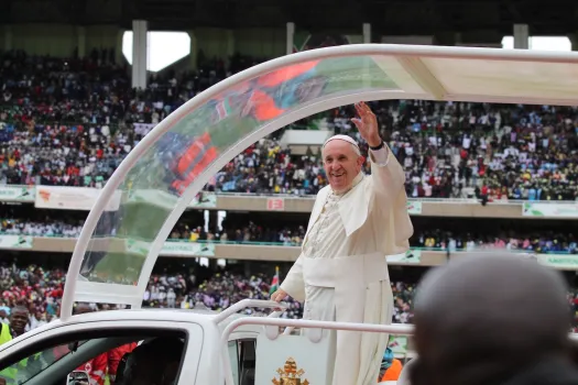 Papst Franziskus bei der Einfahrt ins Kasarani-Stadion am 27. November 2015. / CNA/Martha Calderon