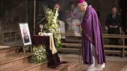 Bischof Rudolf Voderholzer im Gebet vor einem Portrait Georg Ratzingers im Hohen Dom zu Regensburg beim Requiem am 8. Juli 2020. / Uwe Moosburger / Bistum Regensburg