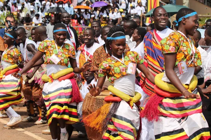 Tänzer begleiten Franziskus an jeder Station in Uganda