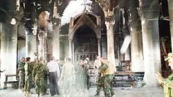 Niedergebrannte Kirche in Karakosch / Pater Roni Momika