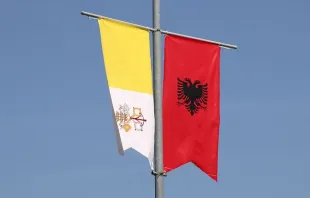 Die Flaggen Albaniens und der Vatikanstadt in Tirana, gehisst zum Besuch von Papst Franziskus im September 2015. / CNA/Daniel Ibanez