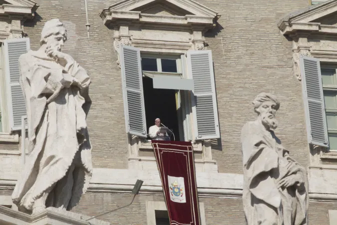 Papst Franziskus beim Angelus-Gebet mit den Gläubigen auf dem Petersplatz am 20. Dezember 2015