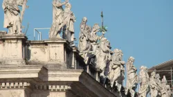 140 Heilige krönen die Kolonnaden des Petersplatzes in Rom. / Paul Badde / EWTN.TV