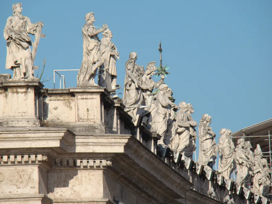 140 Heilige krönen die Kolonnaden des Petersplatzes in Rom.
