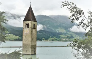 Zumindest dieser Kirche steht das Wasser bis zum Kirchturm: Die ehemalige Pfarrkirche St. Katharina im Reschensee / Wikimedia / Panoramio / qwesy (CC BY-SA 3.0)