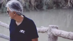 Andrea Bocelli am Fluss Jordan / Facebook / Seite Andrea Bocelli