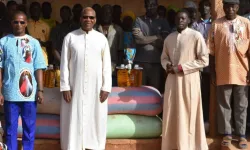 Der Priester André Poré (weiße Soutane) und Pfarrer Étienne Sawadogo (beige Soutane) kümmern sich um Binnenflüchtlinge in Kongoussi / Kirche in Not