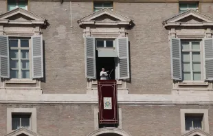 Papst Franziskus bei der Spendung des Segens zum Angelus am heutigen 26. Dezember / CNA/Alexey Gotovskiy