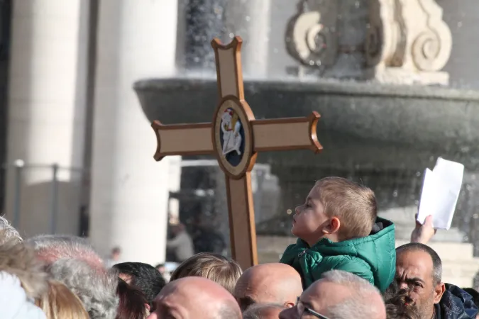 Auch ein Kreuz zum Heiligen Jahr der Barmherzigkeit war heute auf dem Petersplatz dabei