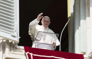 Papst Franziskus grüßt Pilger zum Angelus, dem traditionellen Mittagsgebet / CNA / L'Osservatore Romano