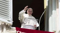 Papst Franziskus grüßt Pilger zum Angelus, dem traditionellen Mittagsgebet / CNA / L'Osservatore Romano