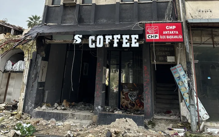 Ein zerstörtes Café in Antakya nach dem Erdbeben.