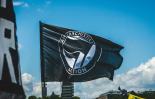 Antifa-Flagge (Symbolbild) / Mika Baumeister / Unsplash