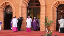 Papst Franzisus öffnet die erste Heilige Pforte für das Jahr der Barmherzigkeit am 29. November 2015 in Bangui, Zentralafrikanische Republik / CNA/Martha Caldéron