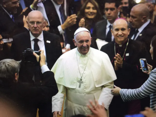 Papst Franziskus begrüßt Vertreter der Arbeitswelt in Ciudad Juarez am 17. Februar 2016.