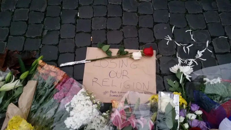 Erschütternde Zeugnisse der Trauer, Anteilnahme und Fassungslosigkeit: Vor der französischen Botschaft in Rom, wie an vielen anderen weltweit, haben Menschen Briefe, Bilder, Kerzen und Blumen hinterlassen.