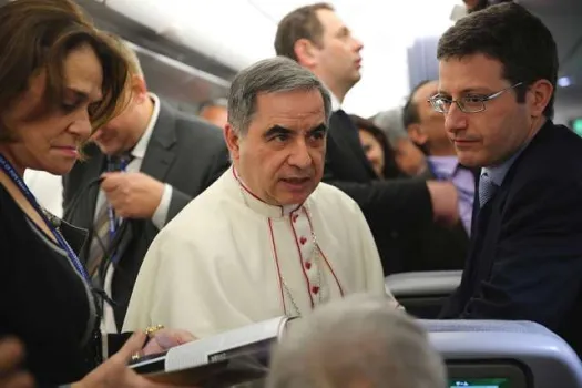 Erzbischof Giovanni Angelo Becciu im Gespräch mit Journalisten im päpstlichen Flieger am 12. Januar 2015.  / CNA/Alan Holdren