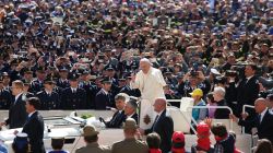 Papst Franziskus vor wallfahrenden Soldaten und Sicherheitskräften auf dem Petersplatz bei der Jubiläumsaudienz am 30. April 2016. / CNA/Alexey Gotovksiy