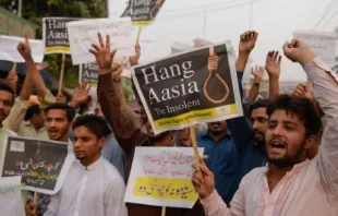 Pakistaner protestieren am 2. November 2018 in Lahore, kurz nachdem der Oberste Gerichtshof des Landes Asia Bibi vom Vorwurf der Blasphemie freigesprochen hat. / AMSyed/Shutterstock