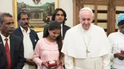 Treffen mit der Familie Asia Bibis am vergangenen 24. Februar / Vatican Media/CNA