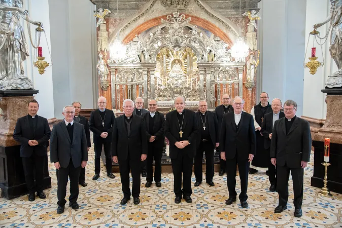 Gruppenbild mit Abstand: Die österreichischen Bischöfe am 15. Juni 2020 in Marienzell.
