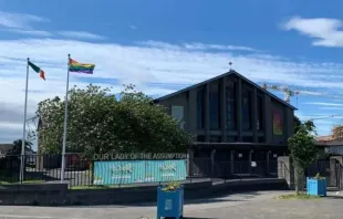 Regenbogenflagge vor der Pfarrei Our Lady of the Assumption in Ballyfermot, Irland / Ballyfermot Assumption Parish / Facebook