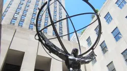 Atlas mit der Welt auf seinen Schultern: Statue am Rockefeller Center / CNA / "Another Believer" CC 4.0
