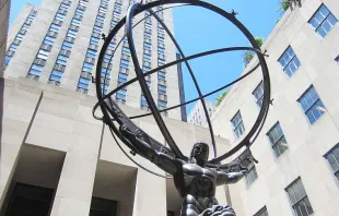 Atlas mit der Welt auf seinen Schultern: Statue am Rockefeller Center / CNA / "Another Believer" CC 4.0