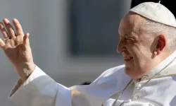 Papst Franziskus begrüßt Pilger auf dem Petersplatz am 7. Juni 2023 / Daniel Ibáñez / CNA