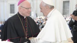 Bischof Konrad Zdarsa und Papst Franziskus  / L'Osservatore Romano