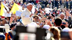Papst Franziskus begrüßt Pilger und Gläubige bei der Generalaudienz am 20. April 2016. / CNA/Daniel Ibanez