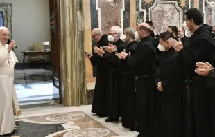 Papst Franzikus mit den Teilnehmern am Generalkapitel der Augustiner-Rekollekten am 17. März im Vatikan / Vatican Media 