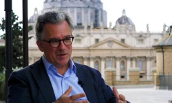 Papst Franziskus-Biograf Austen Ivereigh / Screenshot von YouTube / America - The Jesuit Review