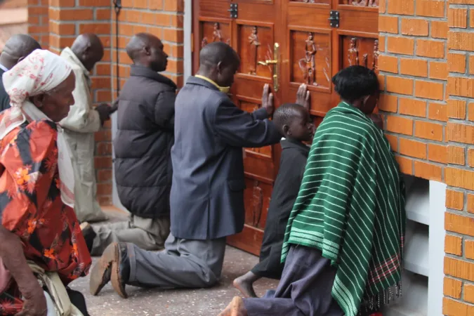 Gläubige beten am Schrein der Märtyrer in Namugongo, Uganda, am 28. November 2015