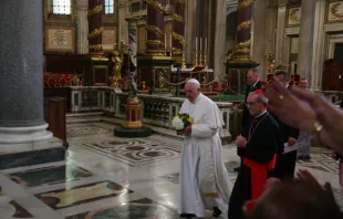 Wie es seine Gewohnheit ist, dankte Papst Franziskus der Muttergottes mit einem Besuch in Santa Maria Maggiore unmittelbar nach der Landung in Rom / CNA/Daniel Ibanez