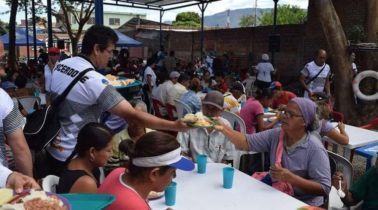 Kolumbianische Priester verteilen Mahlzeiten an Migranten aus Venezuela