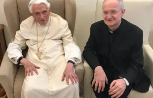 Papst emeritus Benedikt XVI mit Monsignore Livio Melina am 1. August 2019 / Exklusiv für CNA - Mit freundl. Genehmigung