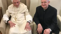 Papst emeritus Benedikt XVI mit Monsignore Livio Melina am 1. August 2019 / Exklusiv für CNA - Mit freundl. Genehmigung