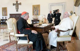 Papst Franziskus und Kardinal George Pell im Vatikan am 12. Oktober 2020 / Vatican Media