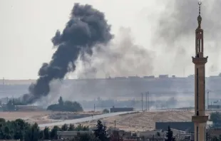 Rauch steigt auf über der syrischen Stadt Tel Abyad an der Grenze zur Türkei am 13. Oktober 2019 / Burak Kara/Getty Images