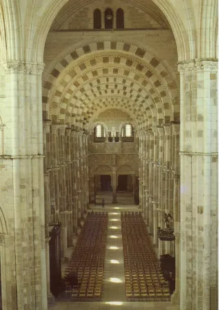 Der Blick nach vorne zum Altar über die "Trittsteine" aus Licht durch den Jordan, von Johannes dem Täufer zu Jesus.