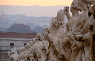 Eine ungewöhnliche Perspektive auf die Bernini-Kolonnaden am Petersplatz / EWTN/Paul Badde