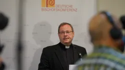 Der Vorsitzende der deutschen Bischofskonferenz (DBK), Bischof Georg Bätzing, bei einer Pressekonferenz am Rande der DBK-Herbstvollversammlung in Fulda. / Rudolf Gehrig / CNA Deutsch