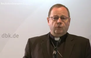 Bischof Georg Bätzing bei der Pressekonferenz zum Auftakt der Herbstvollversammlung 2021 der deutschen Bischofskonferenz in Fulda. / Screenshot Youtube katholisch.de