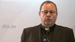 Bischof Georg Bätzing bei der Pressekonferenz zum Auftakt der Herbstvollversammlung 2021 der deutschen Bischofskonferenz in Fulda. / Screenshot Youtube katholisch.de