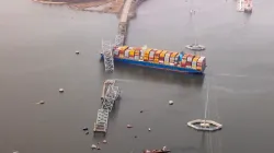 In einer Luftaufnahme ist das Frachtschiff Dali zu sehen, nachdem es am 26. März 2024 in Baltimore auf die Brücke aufgefahren und eingestürzt ist. / Tasos Katopodis/Getty Images
