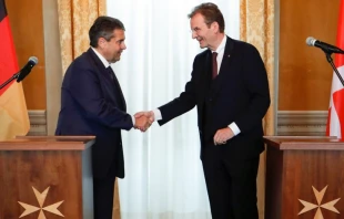 Außenminister Sigmar Gabriel (li.) und Großkanzler Albrecht von Boeslager  / www.orderofmalta.int