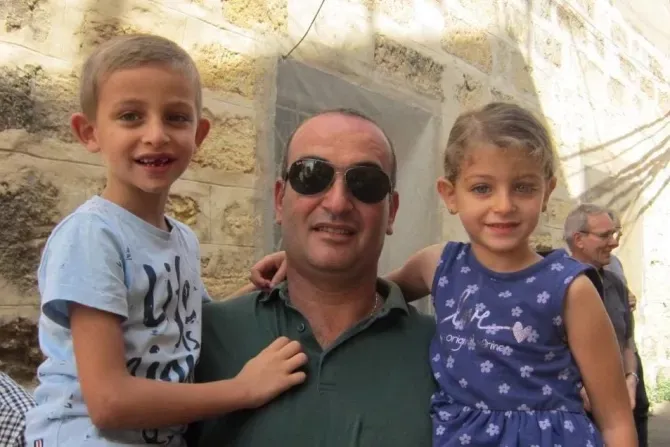 Bassel Habkouk mit seinen Kindern, Beshara and Marilyn