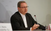 Der Vorsitzende der deutschen Bischofskonferenz, Bischof Georg Bätzing (Bistum Limburg), bei der Herbst-Vollversammlung im September 2020 in Fulda.