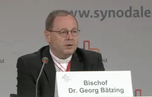 Der Vorsitzende der deutschen Bischofskonferenz, Bischof Georg Bätzing, bei der zweiten Synodalversammlung zum "Synodalen Weg" am 30. September 2021 in Frankfurt Main am Main. / Screenshot Livestream "Synodaler Weg"